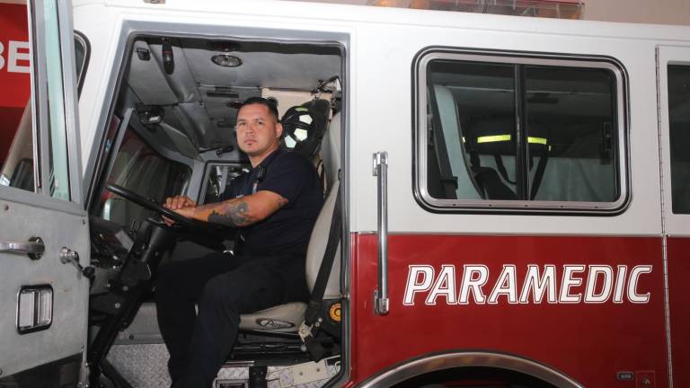 Roberto Antonio Wong Berúmen es maquinista en el departamento de Bomberos Voluntarios de Mazatlán.