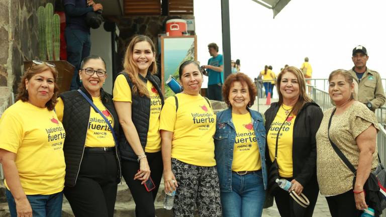 Damas de Anspac Mazatlán se ejercitan al subir al Faro