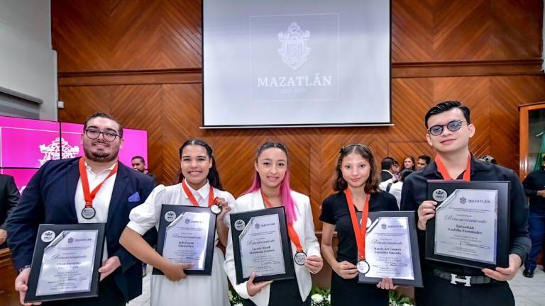 Reconocen a 5 jóvenes con el Premio al Mérito Juvenil Mazatlán 2024