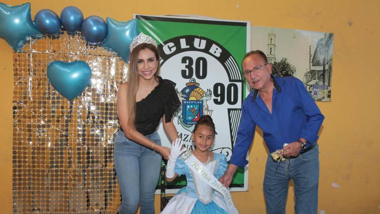 Club 30-60-90 corona a su Reina Infantil, Romina Rivera Furichi