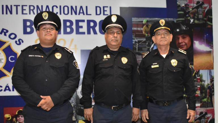 Celebran bomberos su día con reconocimientos y ascensos