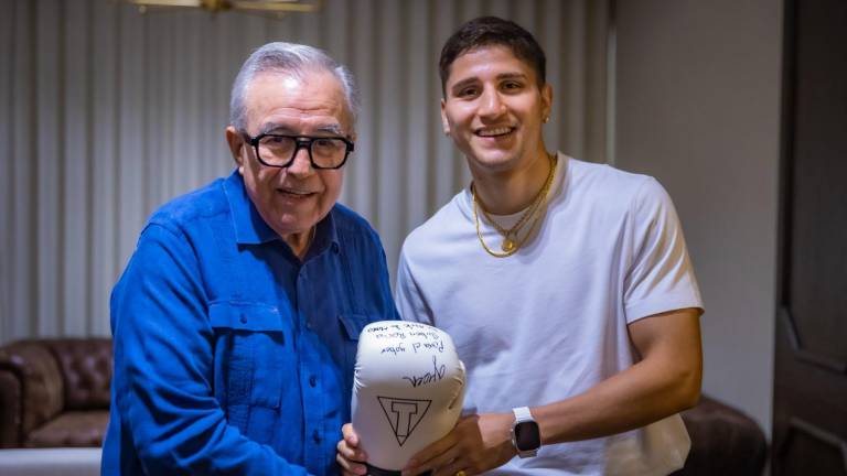 El Gobernador Rubén Rocha Moya y el boxeador Marco Verde.