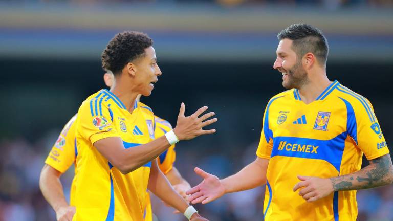 El sinaloense Ozziel Herrera es felicitado por Gignac.