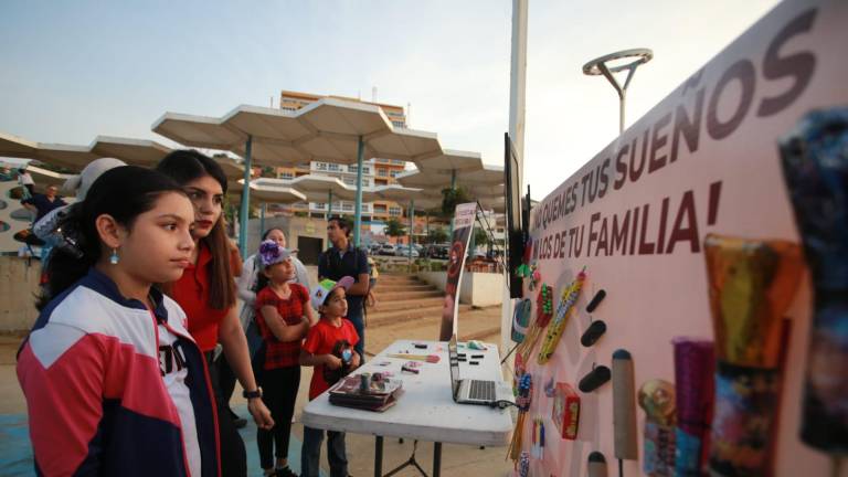 Protección Civil llevó esta campaña al Parque Ciudades Hermanas para que las familias tomen conciencia del uso de la pirotecnia.