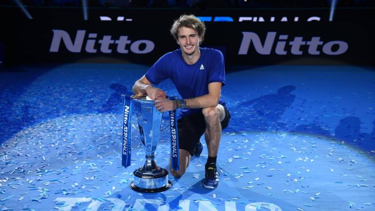 Alexander Zverev posa con su trofeo de campeón.