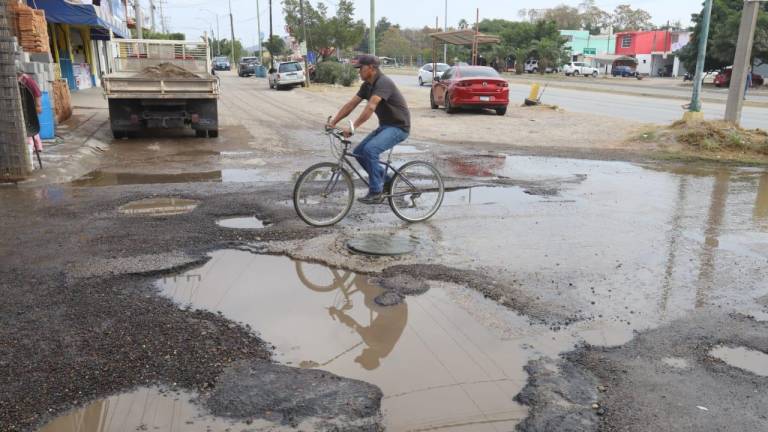 En la avenida Jacarandas el derrame de aguas negras recorre gran parte de la calle.