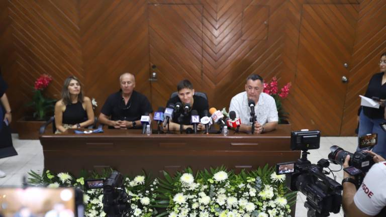 El conferencia, Marco Verde, acompañado de sus padres, así como de su entrenador Radamés Hernández, dijo buscará mantenerse centrado en sus objetivos.