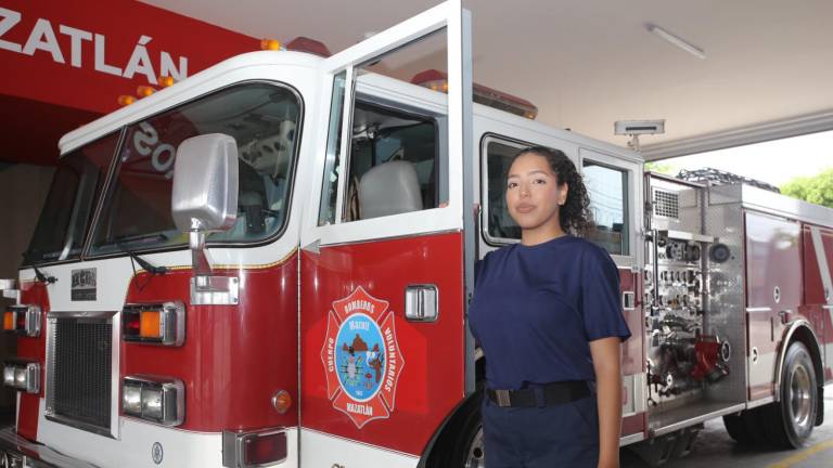 Dulce Mercado es recluta de la Academia de Bomberos Voluntarios de Mazatlán.