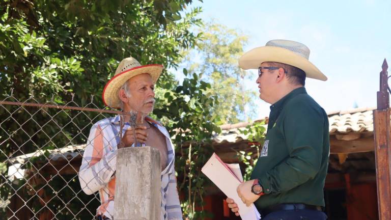 Durante el recorrido, el candidato a Diputado, escuchó las necesidades de los habitantes.