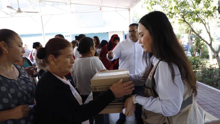 Entregan apoyos a familias de La Noria, en Mazatlán