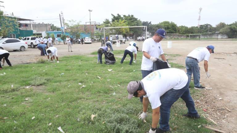 Los trabajadores de Jumapam hacen limpieza en la cancha de futbol de la colonia Casa Redonda.