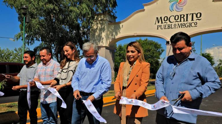 El Gobernador del Estado cortando listón de la inauguración de la remodelación del bulevar.