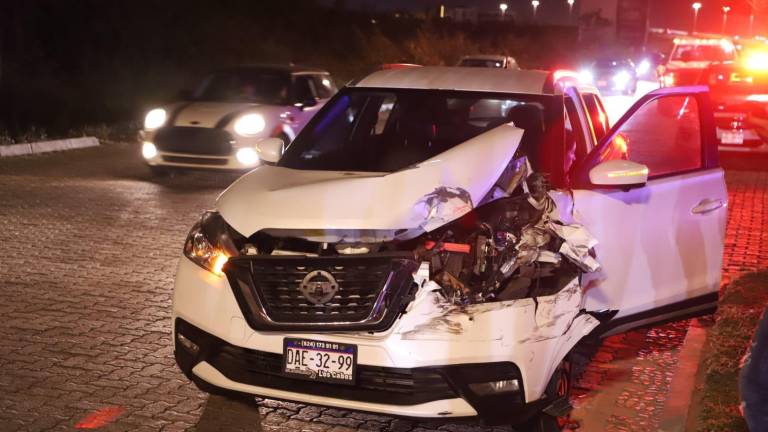 En el accidente se vieron involucrados tres vehículos y cuatro personas resultaron lesionadas.