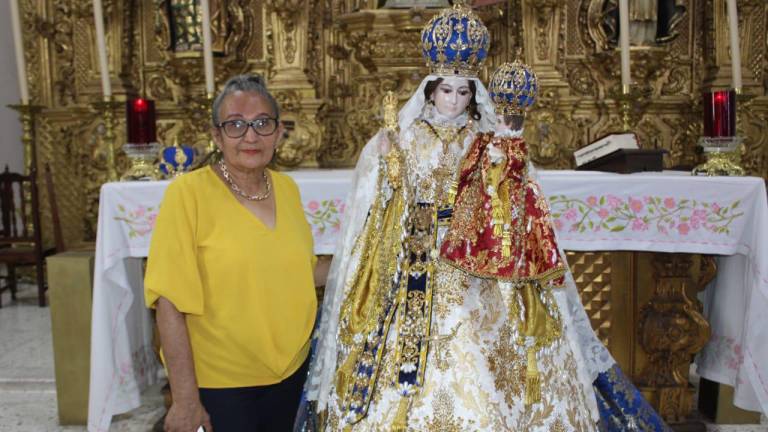 Rosa María Elena cumple el anhelo de su madre de vestir a Nuestra Señora del Rosario