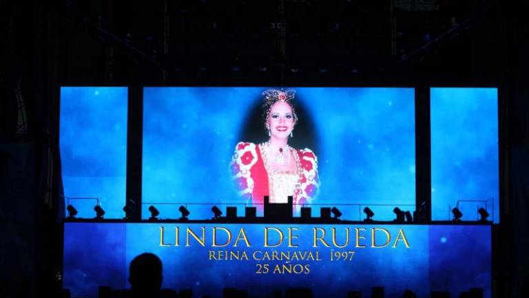 Carolina II recibe sus atributos reales como Reina del Carnaval de Mazatlán 2022