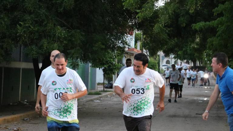 Miembros del STASE se unen en la Caminata 5K