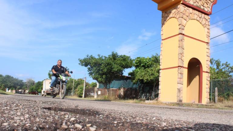 En los tramos a las sindicatura de Matatlán, Agua Verde y Chametla han evidenciado las malas condiciones en carreteras estatales.