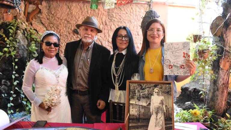 María Romero, acompañada por el cronista Francisco Padilla, Dinorah Chiquete y una de las participantes del performance.