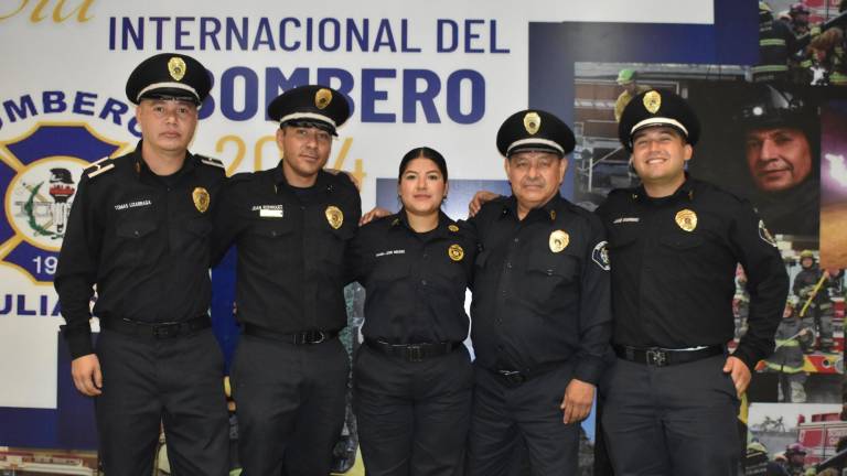 Celebran bomberos su día con reconocimientos y ascensos