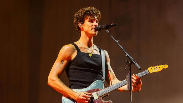 Shawn Mendes besa a fan en el Corona Capital para cerrar la segunda noche