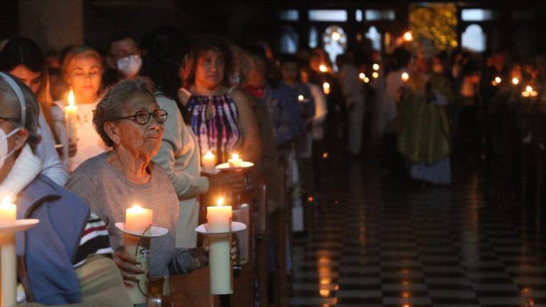 El fuego del Cirio Pascual avivó el de los cirios que portaban los feligreses en la Catedral Basílica de la Inmaculada Concepción.