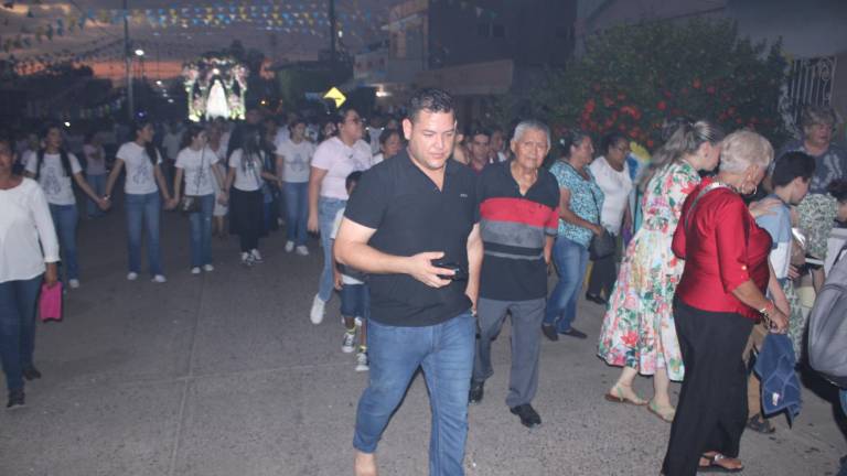 Alfonso agradece peregrinando descalzo, desde hace 7 años, en la romería de la Virgen de Rosario