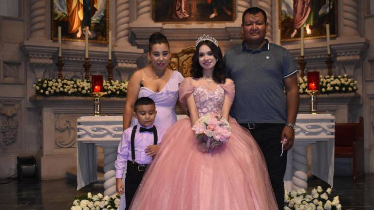 Es Estefany Sánchez una bella quinceañera