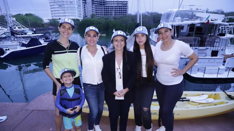 El pequeño Tsijiaru junto a Yolanda Rodríguez, Lupita Mairero, Marlen Reyes y Marlen Mendoza.