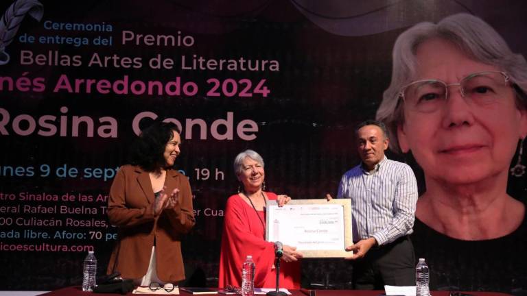 Rosina Conde recibe el galardón de manos de Juan Avilés Ochoa, director del ISIC.