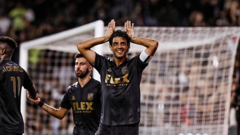 Carlos Vela celebra su gol con el LAFC.