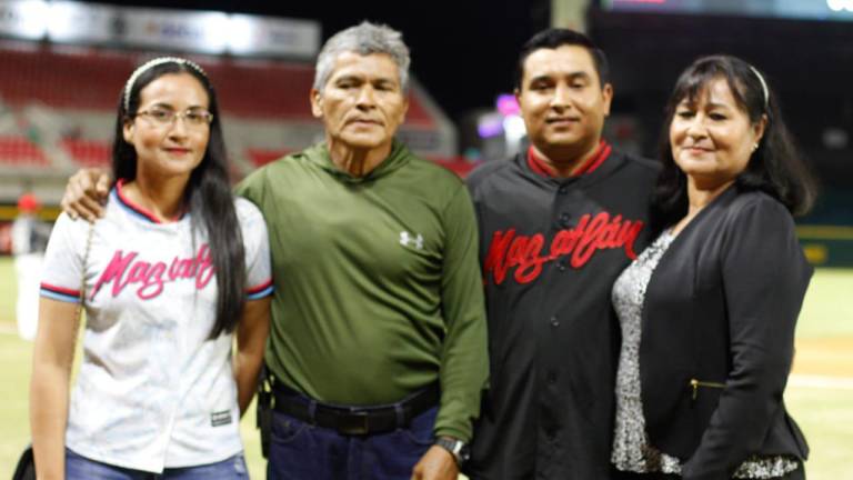 Rinde Venados homenaje a la trayectoria del fotoperiodista Andrés García