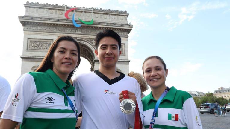 De izq. a Der. María del Rosario Espinoza, Luis Mario Nájera y Jannet Alegría, festejan su plata de París 2024 en el Arco del Triunfo.