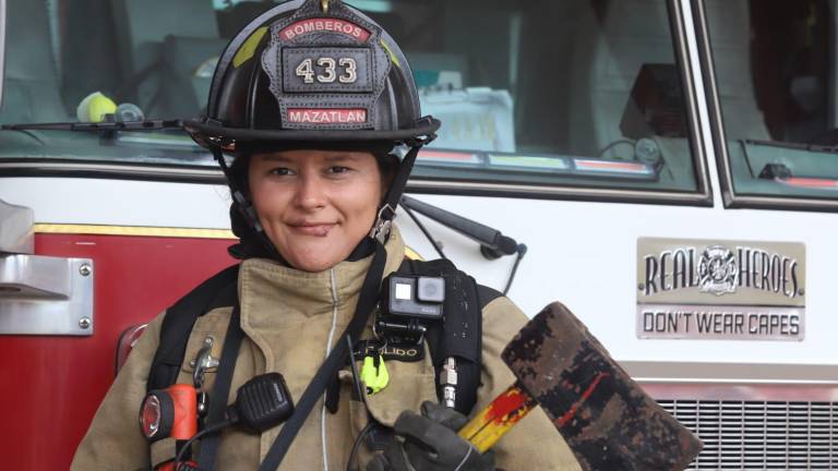 Martha Laura Pulido Saucedo es una bombero con 11 años de servicio en el Cuerpo de Bomberos Voluntarios de Mazatlán.