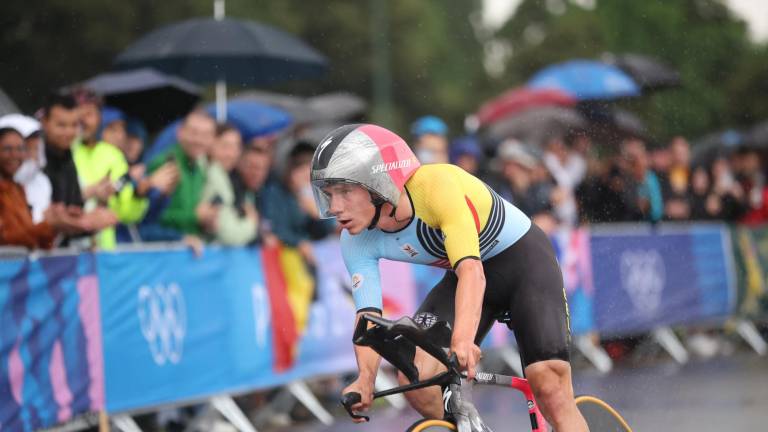 Remco Evenepoel recorre las calles mojadas de París para conseguir el oro en la contrarreloj individual