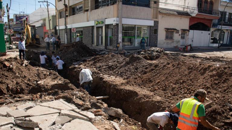 Trabajadores de Japac y Obras Públicas realizan obras en el cruce de las calles Ignacio Zaragoza y Domingo Rubí.