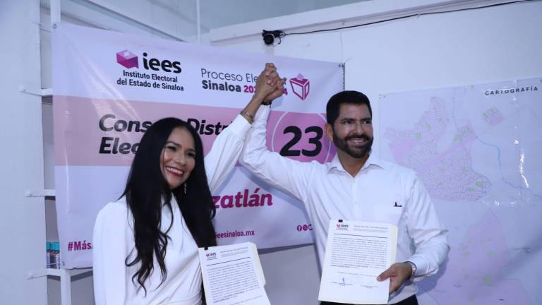 Juan Carlos Patrón recibió la constancia que la acredita como Diputado local de Morena por el Distrito Electoral 23. Lo acompaña su suplente Elizabeth Ramírez Tirado.