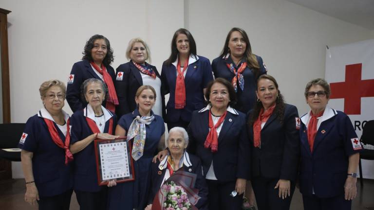 Recibe Cristina Rosano González la Constancia de Perseverancia por 60 años de servicio altruista