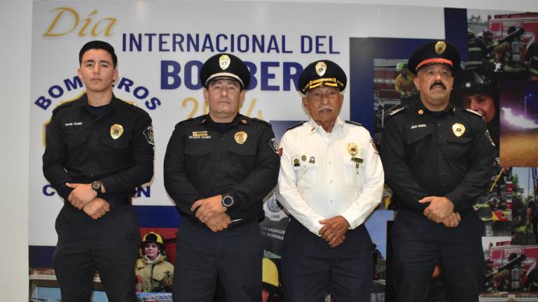 Celebran bomberos su día con reconocimientos y ascensos