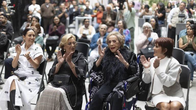 Silvia Pinal, durante el homenaje, acompañada de sus hijas y nieta.