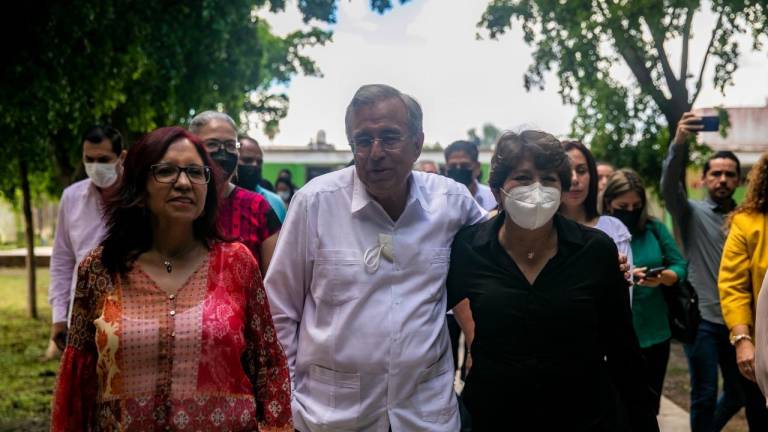 El Gobernador de Sinaloa, Rubén Rocha Moya, con la próxima titular de la SEP, Leticia Ramírez, y con la actual, Delfina Gómez.