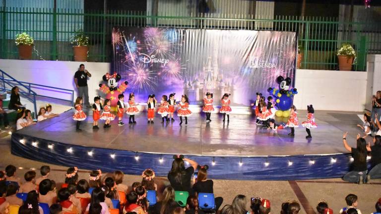 Con música y baile, alumnos del Instituto Senda reciben a la Primavera