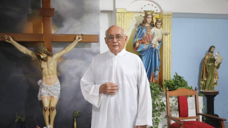 Celebra con una misa el Padre Amador Campos Serrano sus 48 años de sacerdocio.