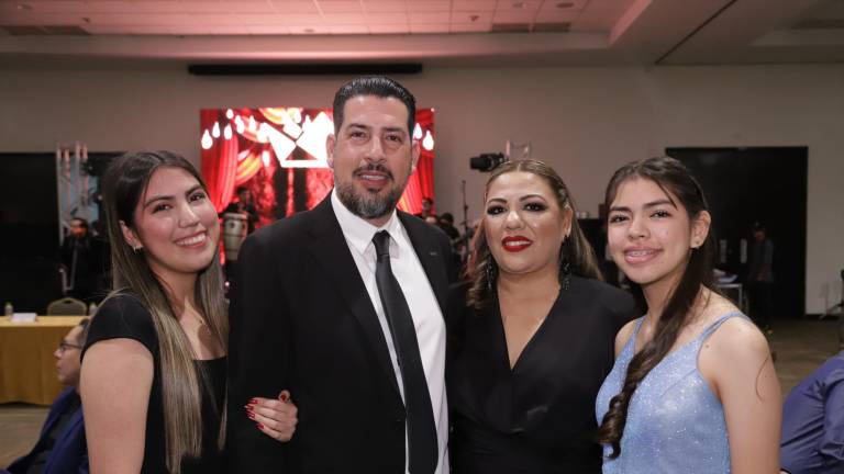 Eduardo Lizárraga, quien tomó protesta como nuevo presidente del Colegio de Arquitectos de Mazatlán A.C, aquí entre su esposa Dulce Garzón y sus hijas, Paulina y Juliana Lizárraga Garzón.