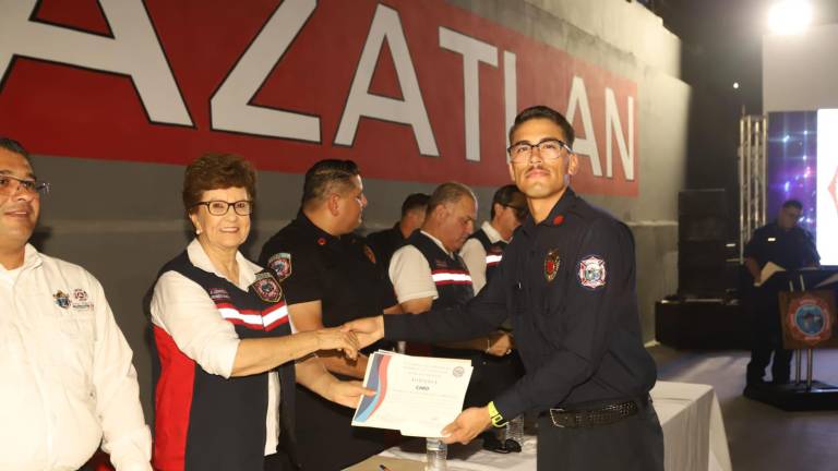 Integrantes del Cuerpo Voluntario de Bomberos de Mazatlán recibieron reconocimientos y ascensos en el marco del Día Nacional del Bombero; este jueves continuarán las celebraciones.