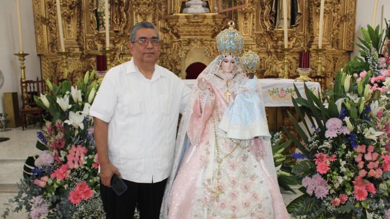 Carlos Renato agradece su consagración sacerdotal con vestido a Nuestra Señora del Rosario