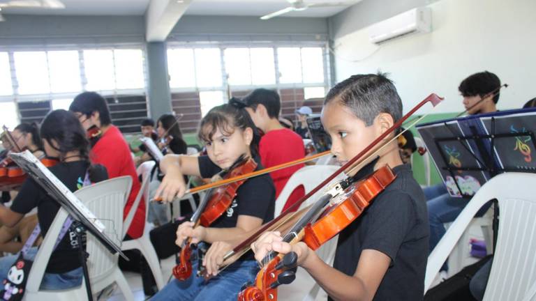 Los jóvenes músicos se preparan para presentarse en Mazatlán.