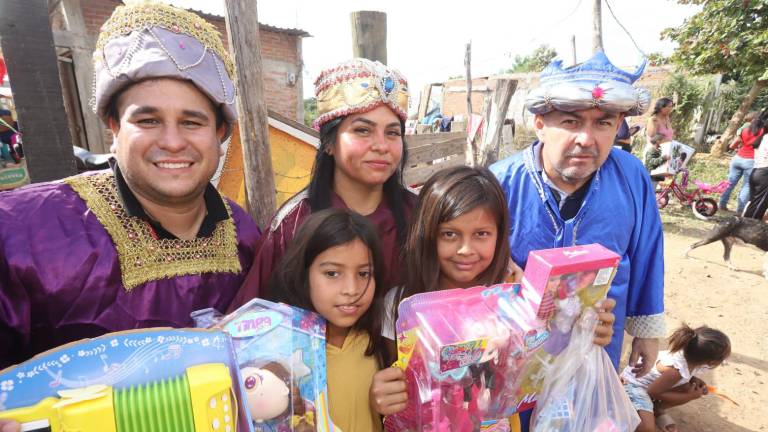 Las primas, que también son mejores amigas, recibieron muñecas y bicicletas.