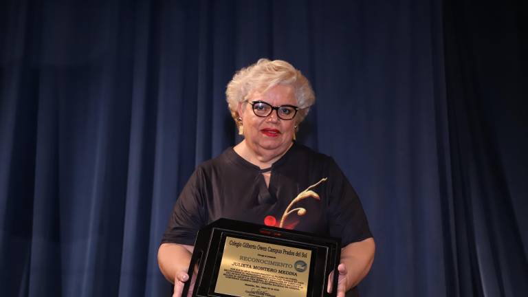 Julieta Montero recibe de parte de la UAS un reconocimiento por 50 años de trayectoria.