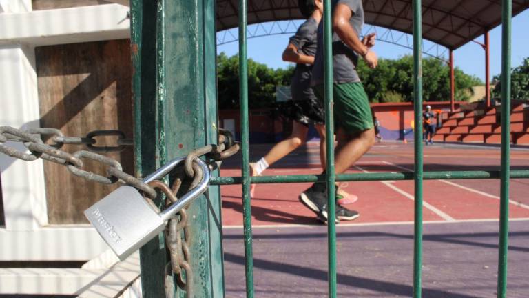 Entrenador de Rosario denuncia que no se le permite impartir clases de basquetbol en cancha pública