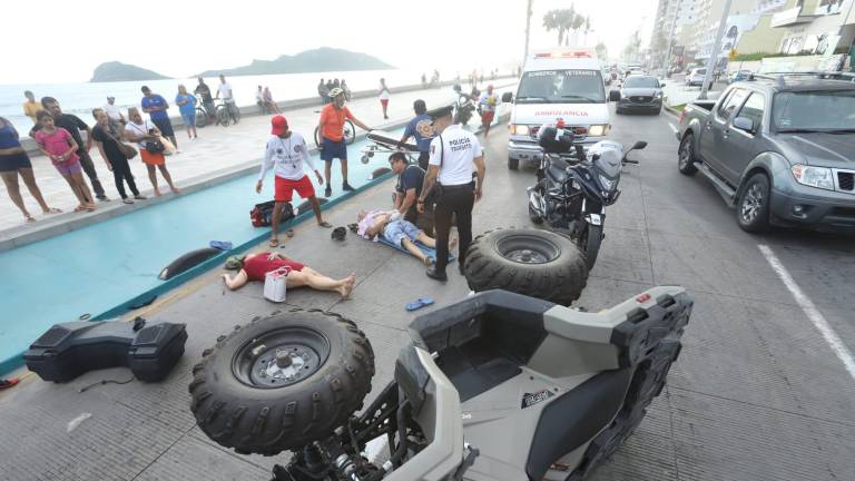 Choque entre motos deja tres lesionados en el Malecón de Mazatlán